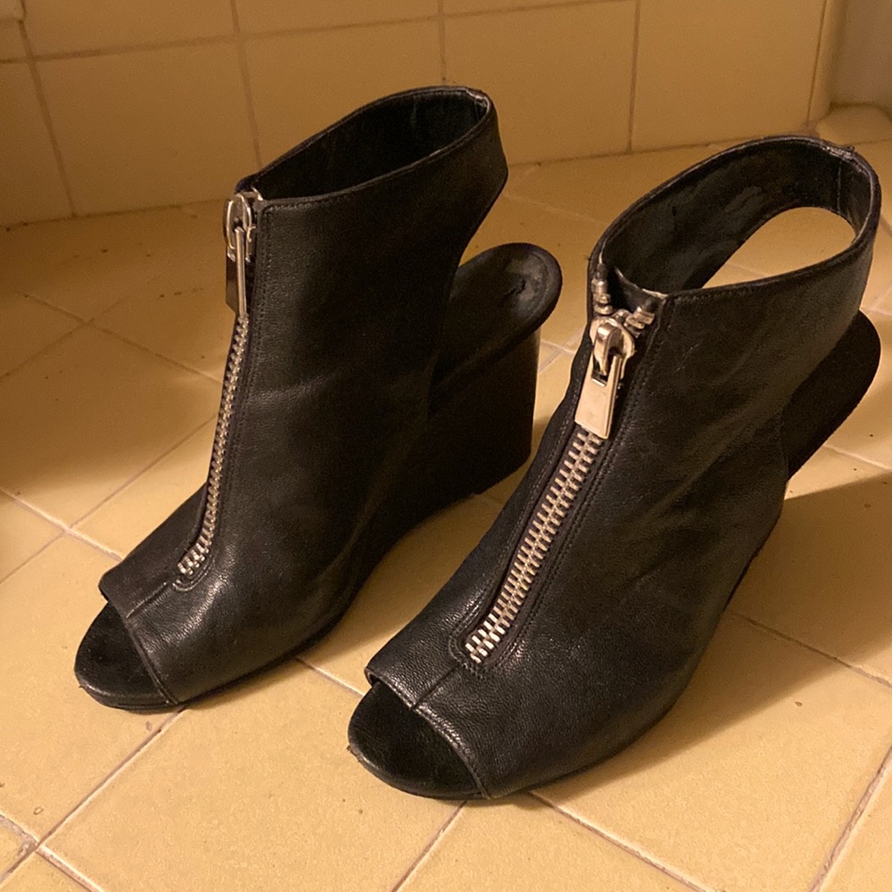 Nine West leather 3 1/2” heels with ‘hardware-esque’ zippered front. Blk. Sz 7.5